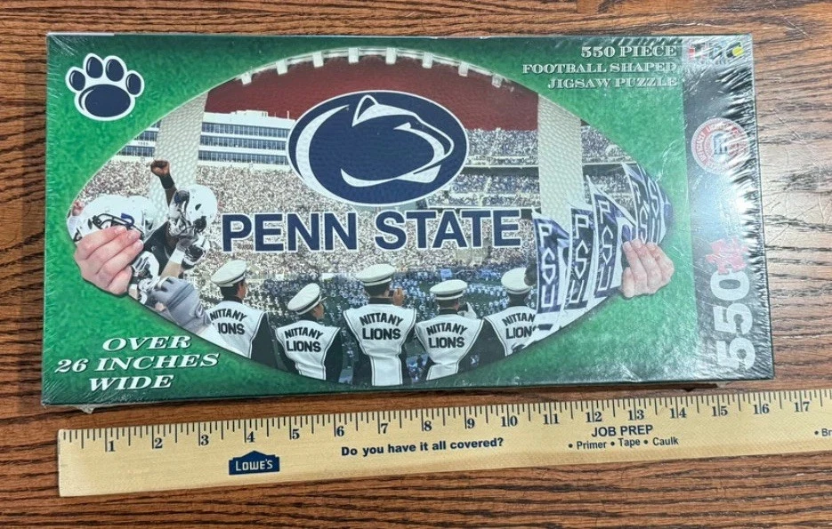NEW Penn State Puzzle - 550 Piece Football Shaped - Nittany Lions Hologram NIB - Imagem 1 de 4