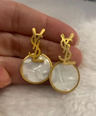 Brincos pendentes YSL tom dourado perfurado joias vintage Yves Saint Laurent YSL 1" - Imagem 1 de 3