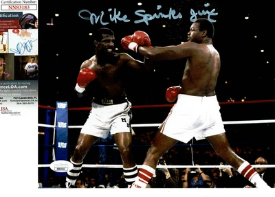 Foto autografiada de 8x10 del campeón Michael Spinks contra Larry Holmes certificado por la JSA Foto 1 de 2
