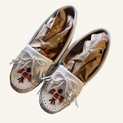 VTG  Minnetonka Thunderbird Beaded Moccasins Womens 7.5 White Pebble Leather - Image 1 of 4
