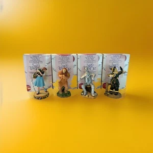 Enesco 1999 Set 4 Figurine Mago di Oz Resina Dorothy Lion Tin Man Spaventapasseri - Foto 1 di 9