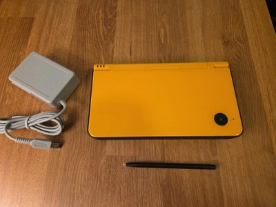 Console Nintendo DSi LL XL amarelo Japão com carregador VENDEDOR DOS EUA - Imagem 1 de 4