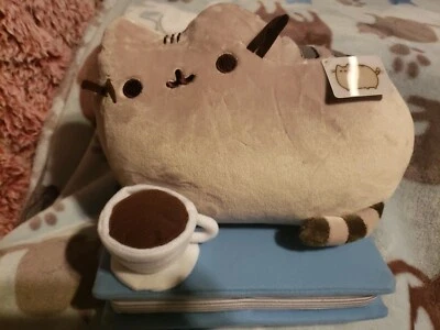 Pusheen Enjoying Coffee and Blue Book: B&N Exclusive - Imagem 1 de 2
