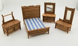 JUEGO DE DORMITORIO CASA DE MUÑECAS MINIATURA ARTESANAL MEDIA PULGADA ESCALA 1:24 4 PIEZAS NOGAL - Imagen 1 de 12