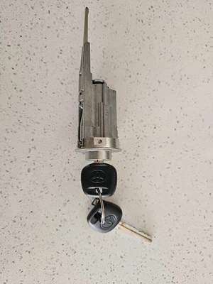 Cilindro de bloqueo de encendido Sequoia y llaves astilladas OEM Toyota 2001 2002 69057-34040 Foto 1 de 4