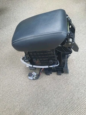 HONDA CR-V MK4 CENTRE CONSOLE ARMREST 83400-T1E-E515 2016 - Image 1 of 4
