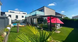 LUXUS PUR! ENERGIEEFFIZIENES TRAUMHAUS(KW55) MIT POOL, ERDWÄRME, WOHNRAUMLÜFTUNG - Bild 1 von 24