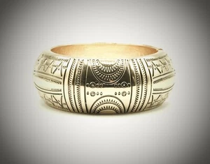 Brazalete ancho en tono dorado con diseño tribal - Imagen 1 de 2