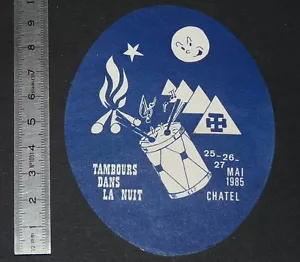AUTOCOLLANT SCOUT TAMBOURS DANS LA NUIT CHATEL 1985 JAMBOREE SCOUTISME - Imagen 1 de 1
