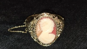 Vintage Whiting and Davis Gold Tone Cameo Bangle Bracelet Hinged - Foto 1 di 10