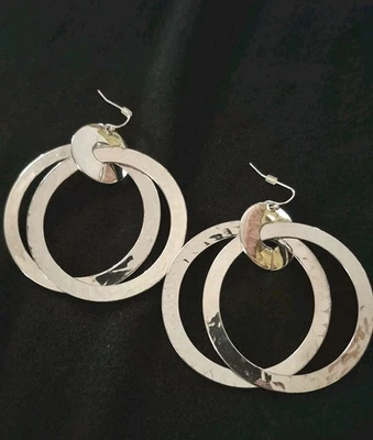 Pendientes ROBERT LEE MORRIS SOHO - Doble aro, anzuelo, tono plateado, firmados Foto 1 de 4