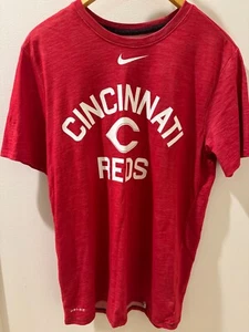 Cincinnati Reds MLB Red Nike T-Shirt Mens M Athletic Cut Dri Fit EUC - Picture 1 of 2