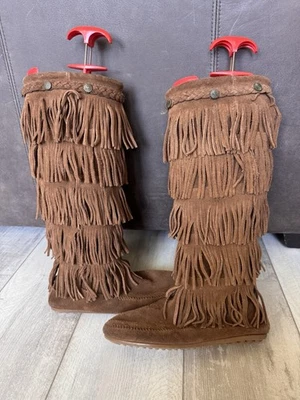 Bota Minnetonka Camurça 5 Camadas Franja Tamanho 7 Marrom Alto Mocassim Boho Cottage - Imagem 1 de 4