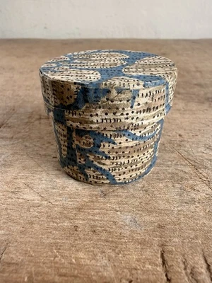 Papel Pintado Miniatura Redondo Calidad Reproducción Caja Cubierta Colores Silenciados Foto 1 de 4