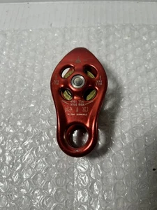 DMM Small Red Pinto Pulley - Picture 1 of 7