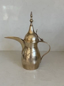 Tetera cafetera grabada Dallah de latón de colección de 9" de alto - Imagen 1 de 8