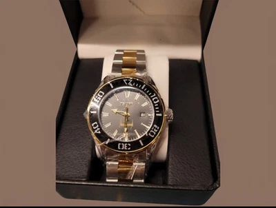 Reloj Donald Trump Signature tono dorado esfera negra fecha 3 manecillas, edición limitada Foto 1 de 3