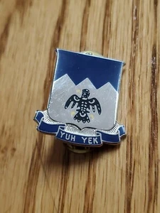 Pin Militar de Alaska Yuh Yek Unidad Distintiva Insignia DUI Cresta EJÉRCITO DE EE. UU. 297o Cuartel General - Imagen 1 de 2