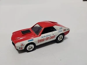 JOHNNY LIGHTNING PLAYING MANTIS 1:64 DIECAST SHAHAM RED And WHITE DRAG ON LADY - Picture 1 of 7