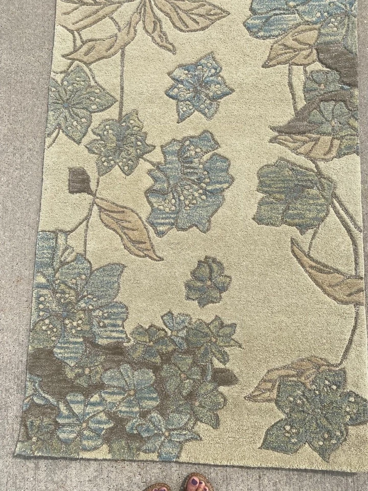 Wool Rug - 5'3" x 3'3" - Beautiful Floral Pattern - NIP - Image 1 of 4