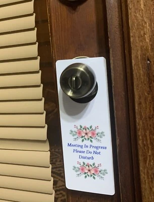 Lindo letrero de percha de puerta floral de oficina de borrado en seco para reuniones en progreso no molestar Foto 1 de 3