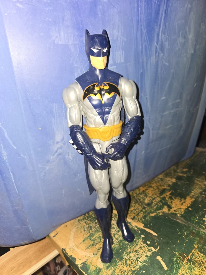 Figura de acción Spin Master DC Comics Batman con traje plateado y negro Foto 1 de 1