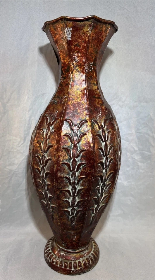 Jarrón urna alargada con paneles estampados dorados rojos marrones de metal de 14" de alto Foto 1 de 4