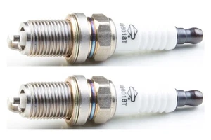 Paquete de 2 bujías de repuesto originales Briggs and Stratton OEM, 496018S-2PK - Imagen 1 de 3