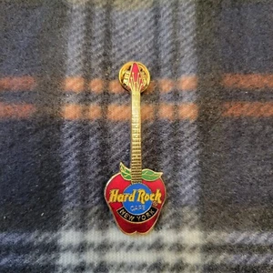 Vintage Hard Rock Cafe Pin NEW YORK 2001 Red Apple Guitar - "The Big Apple" NYC - Bild 1 von 2