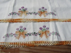 Vintage Stickerei Kissenbezüge Paar lila Blumen orange Schleifen Häkelkante PC54 - Bild 1 von 16