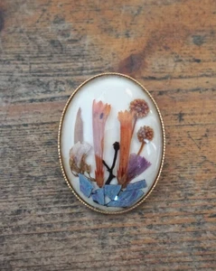 Broche vintage de flores secas de mediados de siglo en resina - Imagen 1 de 4
