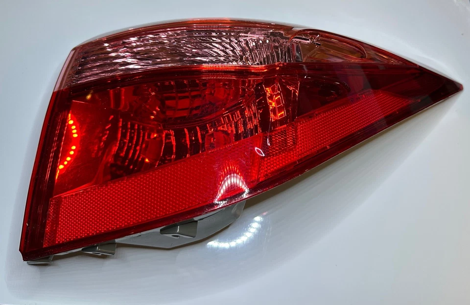Repuesto de luz trasera Eagle Eye TY1234-B000R 14’-16’ Toyota Corolla recambio  Foto 1 de 4