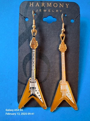 Juego de pendientes de guitarra Flying V, dorado con golpeador blanco Foto 1 de 2