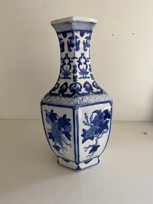 VASE STYLE CHINOIS AVEC DECOR DE VIGNE TONS BLEUS FORME 4 FACES - Photo 1/4
