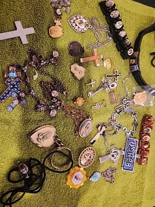 Religiöse Kreuze, Armbänder Medaille teils Vintage Lot, 30 Einzelstücke. (623) - Bild 1 von 24