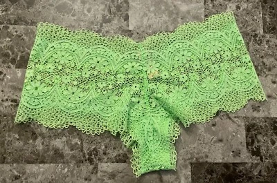 CALCINHA CURTA RARA VICTORIA'S SECRET M VERDE BRILHANTE CROCHÊ RENDA FLORAL NOVA COM ETIQUETAS - Imagem 1 de 4