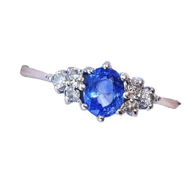 Anillo de oro de 9 quilates con zafiro azul aciano y diamantes, talla M Foto 1 de 4