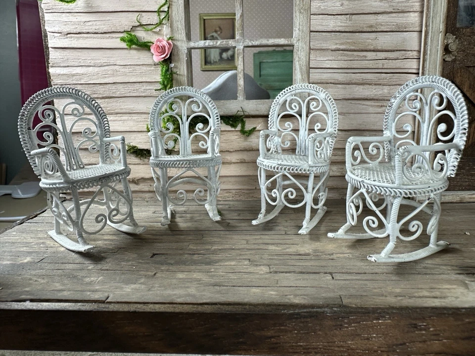 Cadeiras de balanço vintage de arame escala 1:16 - Conjunto de 4 peças de móveis para casa de bonecas - Imagem 1 de 2
