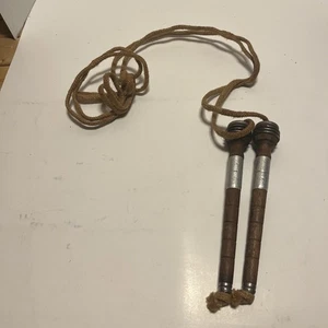 Vintage Antik Springseil primitive Holzgriffe Metallbesatz geflochten Dekor - Bild 1 von 4