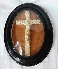 Grand cadre ovale NAPOLEON III ,bois noirci,verre bombé ,Christ,en Croix H 40 cm