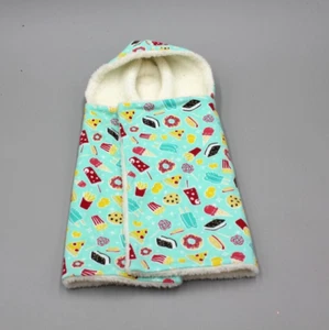 American Girl "Double the Fun" Schlafdecke mit Kapuze 18 Zoll Puppe 18 Zoll Junk Food - Bild 1 von 6