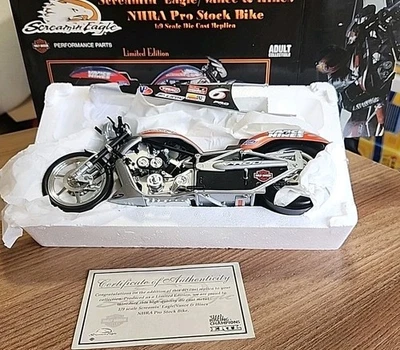 Bicicleta ERTL Screamin' Eagle/Vance & Hines NHRA Pro Stock 1:9 nova L.E. 33256 - Imagem 1 de 4