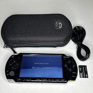 PSP-2001 Sony Playstation Paquete Portátil con Batería Nueva, Cable, Tarjeta de Memoria de 8 GB - Imagen 1 de 13