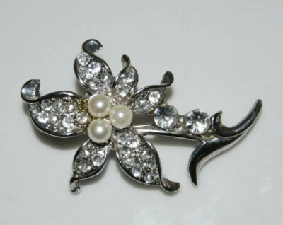 ELEGANTE FLOR DE METAL TONO PLATA CON PERLAS DE IMITACIÓN Y PEDRERÍA PIN O BROCHE Foto 1 de 4