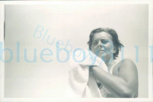 1950s Royal Artillery Paras Sinai Egypt Photo Soldier drying off - Picture 1 of 2