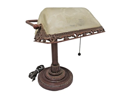 Lámpara de Escritorio Art Deco Bankers Color Bronce Vidrio Esmerilado Pantalla Floral Tirador Cadena Foto 1 de 4