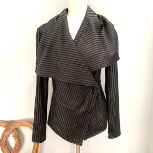 Vintage Cache schwarze gerippte Kunstleder Wickeljacke Gr. M asymmetrisch - Bild 1 von 12