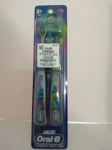 Cepillo de dientes para niños Oral B que cambia de color cerdas camaleón extra suave paquete de 2 - Imagen 1 de 6
