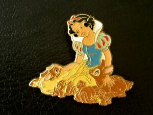 AAI DISNEY PRINCESS SNOW WHITE AND HER FOREST FRIENDS ENAMEL GOLD TONE PIN -1.5"