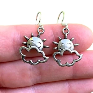 Adorables pendientes colgantes de plata Happy Smiling Sun & Cloud con ganchos de plata de ley - Imagen 1 de 10